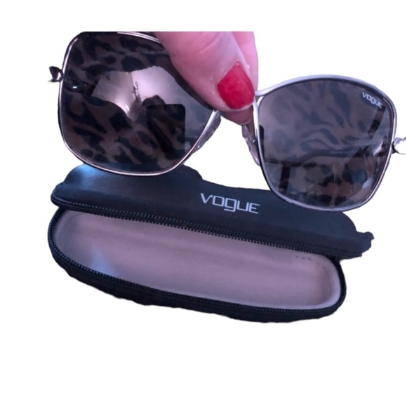 Vogue oversized silver sunglasses dark lens wine colored temple new with case - Picture 1 of 16